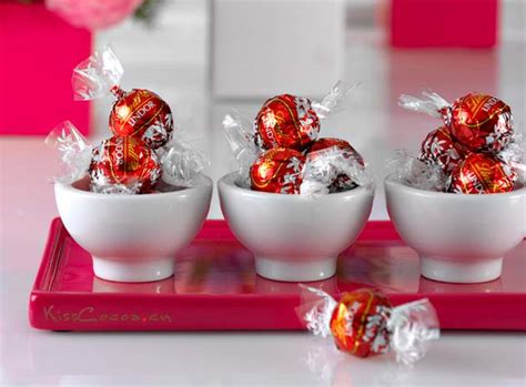 Lindt 瑞士莲 lindor 草莓牛奶巧克力球，不含麸质 发货方和发售商：亚马逊德国。 lindt & sprüngli 瑞士莲 不同口味7袋巧克力套装 每袋136g(混合，牛. Lindt 瑞士莲巧克力解眼馋︱瑞士巧克力︱巧克力之吻，你的吻里有巧克力的味道...