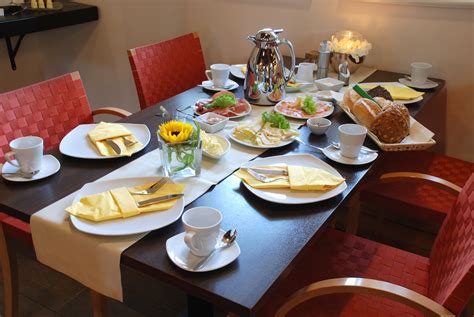 To lay the cloth, to set the table, lay/set the table. Tisch Richtig Decken Fruehstueck - rev-mind