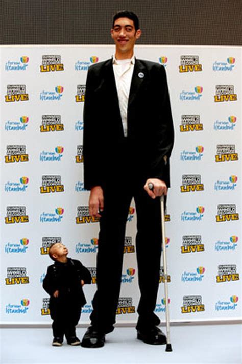 World S Tallest Man Sultan Kosen Stops Growing Photo Pictures