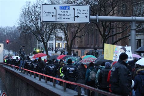 hamburg tausende protestieren polizei warnt menschen in der stadt moin de