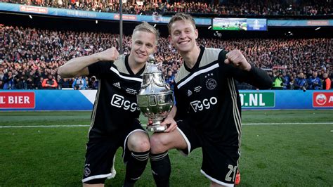In amidst a rollercoaster season with. Donny van de Beek: Ajax' Schattenmann im Rampenlicht ...