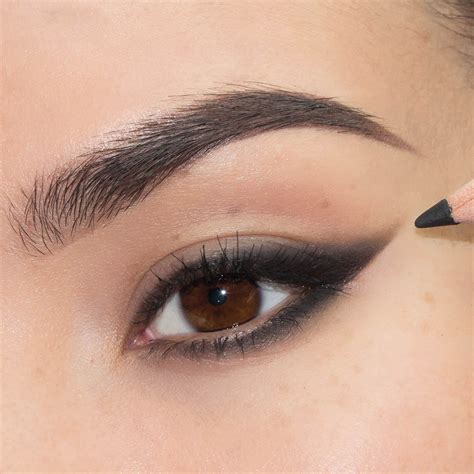 The Right Way To Apply Eyeliner For Your Eye Shape