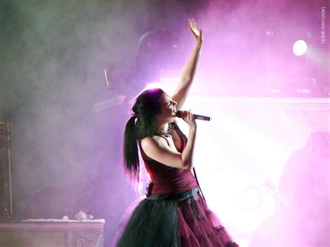 Amy Lee Live Evanescence Singing Photo 14530357 Fanpop