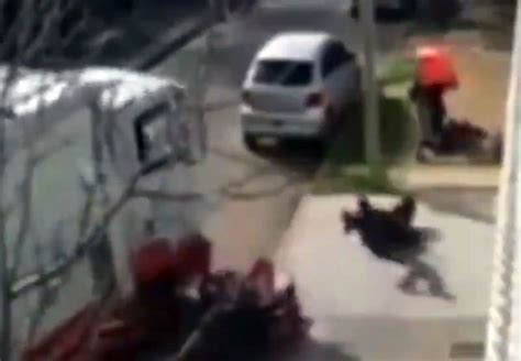 Video soderos embistieron con su camión a motochorros que atacaban a