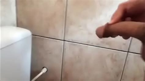 Sacudo Brincando Com O Pau No Banheiro