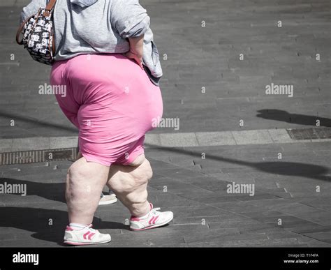 Obese Fat Female Walking Fotos Und Bildmaterial In Hoher Auflösung