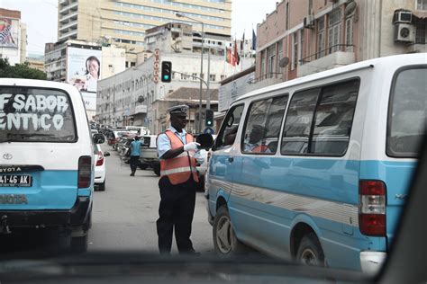 Polícia Troca 400 Agentes Para Regular Trânsito Em Luanda Ver Angola Diariamente O Melhor