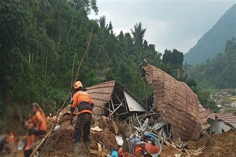 Baznas Beri Layanan Kemanusiaan Untuk Korban Bencana Longsor Dan Banjir