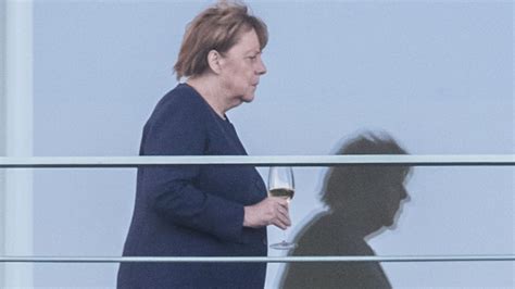 Angela Merkel Mit Weinglas Prost Lässige Kanzlerin Sternde