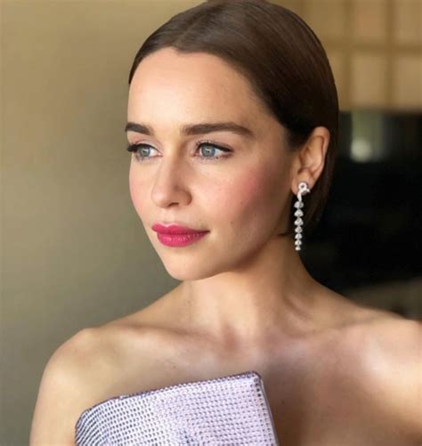 Emilia Clarke Reveals Quite A Bit Of Her Brain Is Missing After Suffering Two Aneurysms Goss Ie