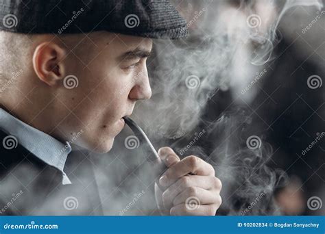 Stilvoller Mann In Der Retro Ausstattung Rauchendes H Lzernes Rohr Sherlock Holme Stockfoto