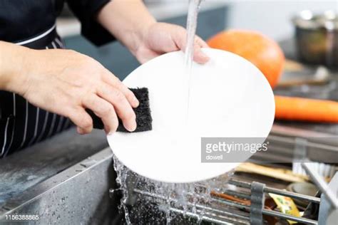 man washing dishes stock fotos und bilder getty images