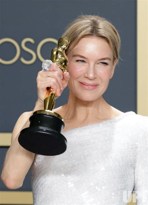 Photo Renée Zellweger Wins An Oscar At The 92nd Annual Academy Awards In Los Angeles