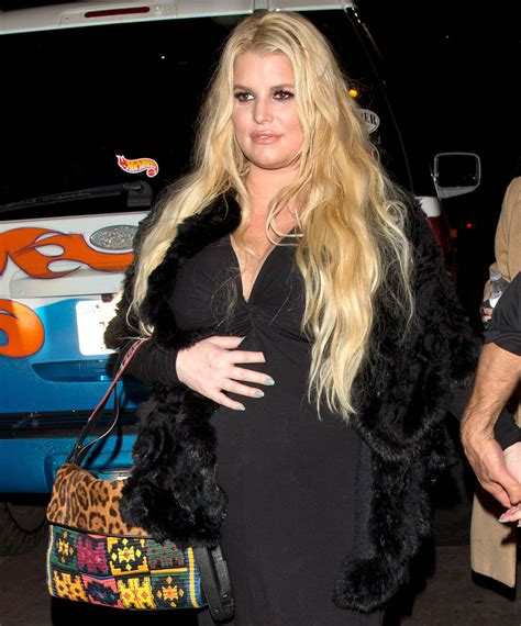 Jessica Simpson Teases Pound Weight Loss By Flashing Peek Up Her Shirt