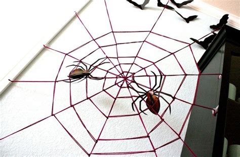 Toile d'araignée en laine | Giant yarn, Web decoration, Spider web