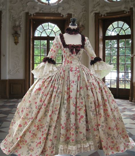 Une autre belle robe de style XVIIIème siècle Robes d époque