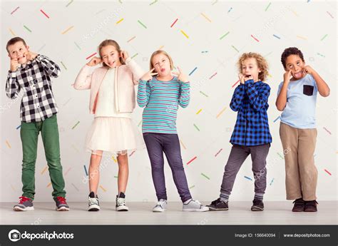 Niños Haciendo Caras Graciosas Fotografía De Stock © Photographeeeu