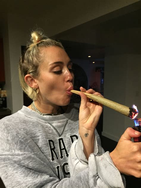 Miley Cyrus Nuda ~30 Anni In 2017 Leak