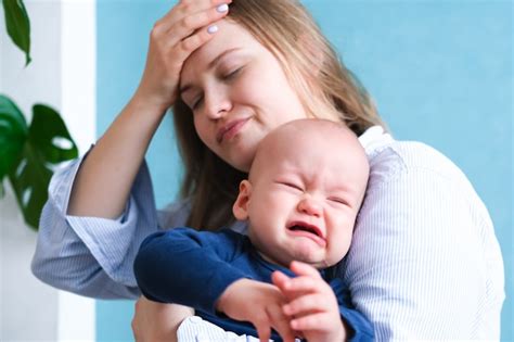 Mamá Cansada Tratando De Calmar A Su Bebé Llorando Foto Premium
