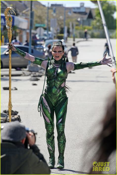 Elizabeth Banks Gets Into Action As Rita Repulsa On Power Rangers Set