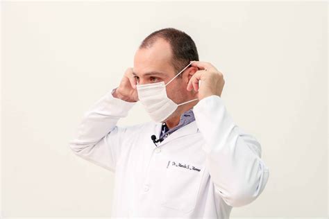 Médico intensivista ensina a maneira correta de usar máscara de ...