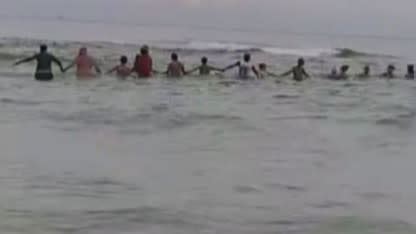 80 Beachgoers Form Incredible Human Chain To Rescue Swimmers Trapped In