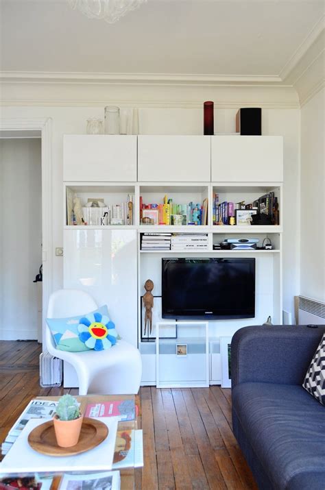 A 5 x 5 storage unit is 5 feet long and 5 feet wide (or 25 square feet). Kim's Sunny Small Space in Paris | Small spaces, Small living rooms, Small rooms