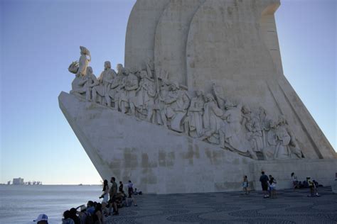 As a result of the first meager returns of the african explorations, in 1469 king afonso v granted the monopoly of trade in part of the gulf of guinea to merchant fernão gomes , for an annual payment of 200,000 reals. Padrão dos Descobrimentos | O que ver em Lisboa