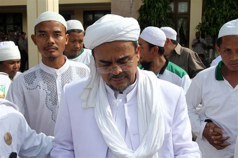 Aja kalau video percakapan habib rizieq shihab dengan ibu firza husein konon katanya mereka mengadakan percakapan layaknya orang dewasa seperti romeo dan juliet melalui whatsapp, kemudian video percakapan itu ditangkap oleh kelompok hacker hacker anonymous dan kemudian di upload. Takut Hukum, Rizieq Shihab Ngungsi ke Arab - Bidikdata.com