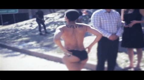 Erykah Badu Faces Misdemeanor Charge For Nude Walk Cnn Com