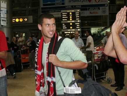 בן עמי החל את הקריירה שלו במחלקת הנוער של הפועל רמת גן. "נעשה דברים יפים"