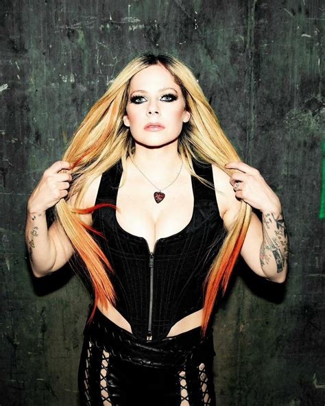 Avril Lavigne Exposed Boobs In Leather Corset And Pants Photos The Fappening