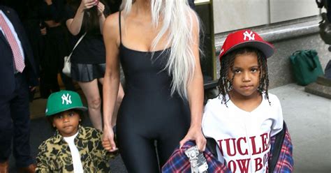 kim kardashian avec ses fils saint et psalm west à la sortie de leur hôtel à new york le 21