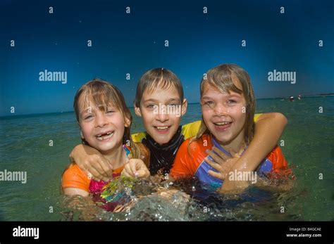 Los Niños Nadando En La Playa Fotografía De Stock Alamy