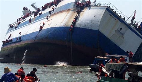 Kapal Tenggelam Di Teluk Lamong 175 Penumpang Dievakuasi