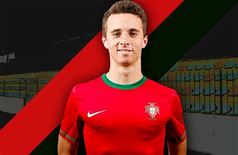 Diogo jota as he is popularly called was born on the 4th day of december 1996 to his mother, isabel silva and father, joaquim silva in massarelos, porto, portugal. Diogo Jota: Fortuna, salário, casa, carro, família e ...