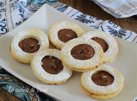 Gli occhi di bue alla nutella sono facili da preparare in casa e danno una gran soddisfazione anche a chi è alle prime armi in cucina.perfetti per una merenda sfiziosa o per una colazione super golosa, questi biscotti farciti rimandano all'infanzia e a vassoi pieni di pasticcini golosi.buoni, friabili e belli da vedere, sono una ricetta assolutamente da provare. OCCHI DI BUE ALLA NUTELLA biscotti golosi facili e veloci