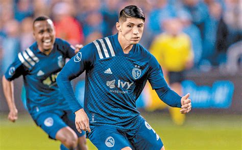 The striker attended the afc west divisional game between the chiefs and the texans last. Alan Pulido sufre accidente casero y se corta el rostro