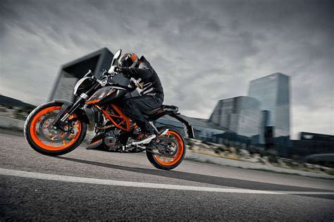 The engine is a 373.2 cc single cylinder, liquid cooled, smooth ktm 390 duke abs mileage. KTM Offers Black Color in 2014 Duke 390; Picture Gallery