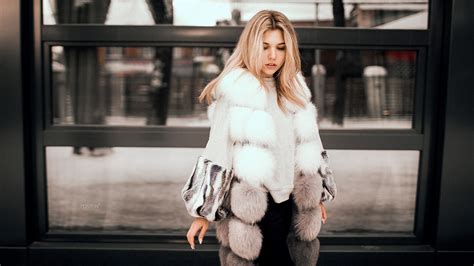 Long Hair Model Vitaly Plyaskin Fur Coats Coats Women Indoors