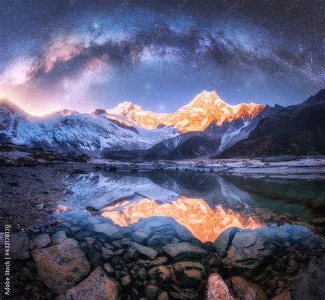Fotografia Do Stock Milky Way Over Snowy Mountains And Lake At Night