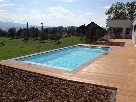 Balkonterrasse Mit Pool Und Eine Wunderschöne Aussicht Für Einen Entspannten Nachmittag Wird