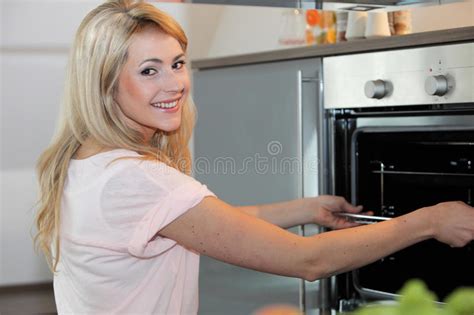 Schöne Glückliche Hausfrau Die Eine Mahlzeit Kocht Stockfoto Bild