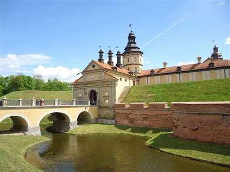 Władze kraju rozpoczęły przerzucanie na granicę z litwą nielegalnych imigrantów z iraku. Zdjęcia: Nieśwież, Obwód miński, Zamek w Nieświeżu (2 ...