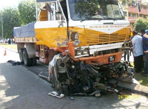 Kohteella kemalangan jalan raya on 411 305 jäsentä. Maut diseret lori pasir