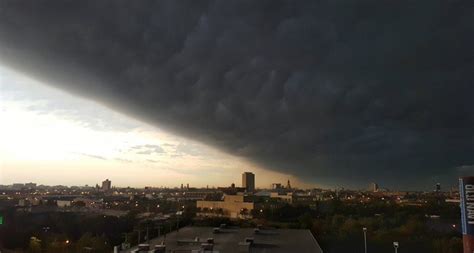 Sky Goes Dark As Scary Shelf Cloud Engulfs Chicago Pictures And Videos