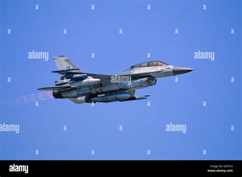 General Dynamics F 16 Fighting Falcon Stock Photo Alamy