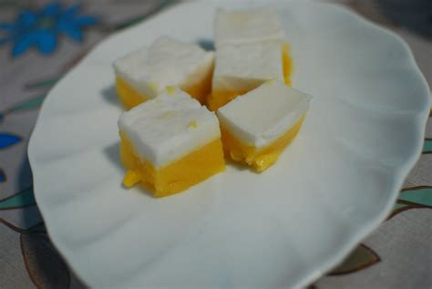 Kemudian,masukkn 1 cawan tepung gandum,2 sb tepung custard,diikuti 2sb tepung jagung. Anjung Norry: Talam Jagung