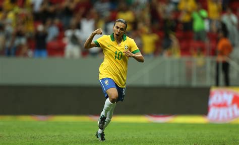 Jul 17, 2020 · marta vieira da silva é a maior jogadora de futebol brasileira e considerada uma das mais talentosas na história do esporte. Marta alerta que conquista olímpica não pode atrapalhar ...