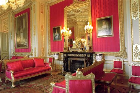 Take A Look Inside The Grandest Rooms Of Queen Elizabeths Palaces